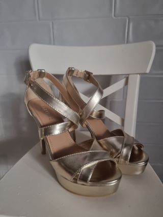 Sandalias doradas tacón alto