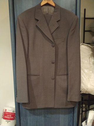 Traje gris hombre de gran calidad
