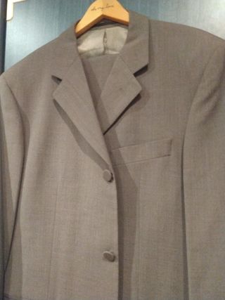 Traje gris hombre de gran calidad