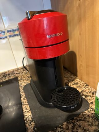 Cafetera Nespresso roja