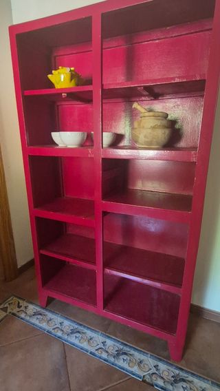 Estantería roja de madera