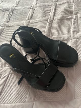 Sandalias Zara negras tacón 39