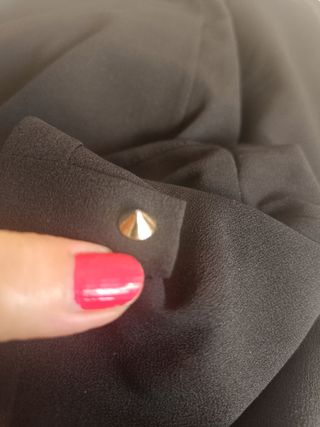 Vestido negro mini tachuelas doradas