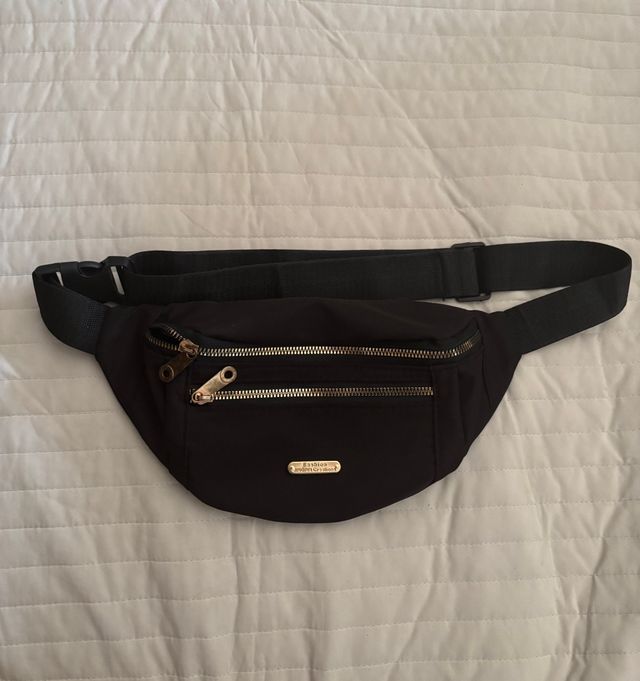 Riñonera negra con detalles dorados dos bolsillos.