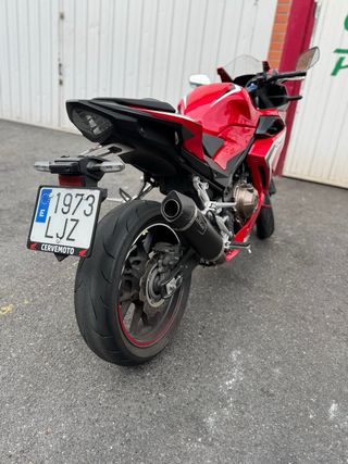 Honda CBR 500R roja