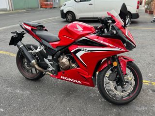 Honda CBR 500R roja
