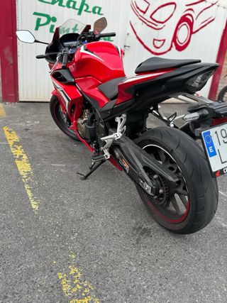 Honda CBR 500R roja