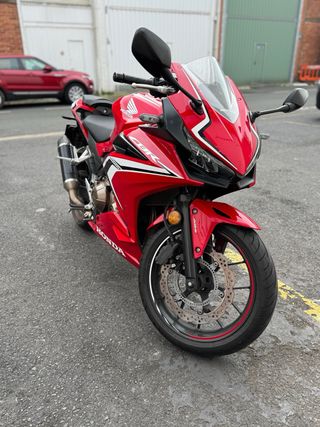 Honda CBR 500R roja