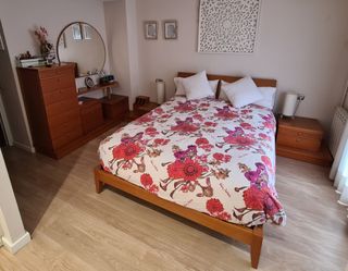 Muebles de dormitorio de matrimonio en madera.