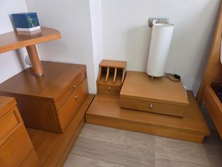 Muebles de dormitorio de matrimonio en madera.