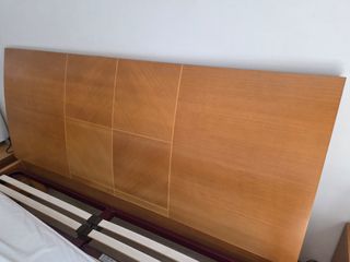 Muebles de dormitorio de matrimonio en madera.