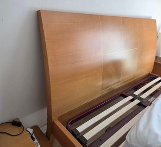 Muebles de dormitorio de matrimonio en madera.