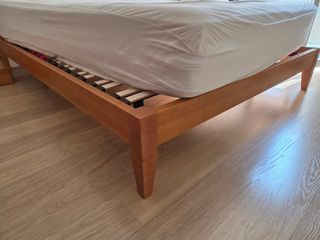 Muebles de dormitorio de matrimonio en madera.