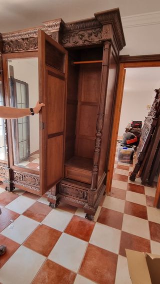 Cama, armario y espejo de madera tallada a mano