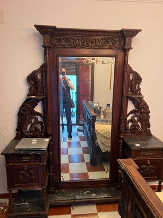 Cama, armario y espejo de madera tallada a mano