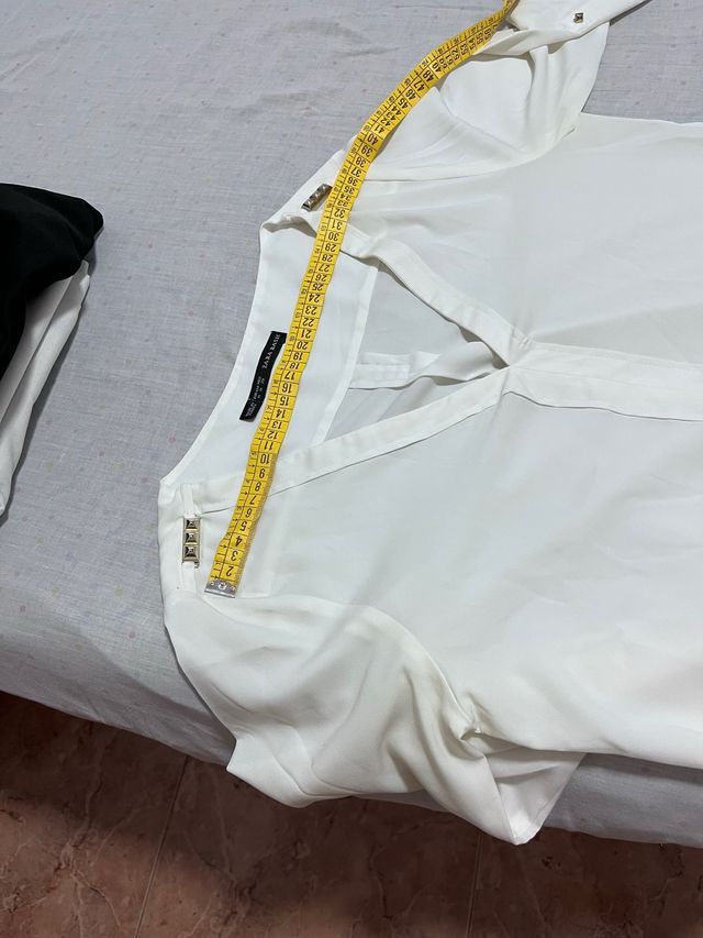 Blusa blanco roto c/detalles dorados