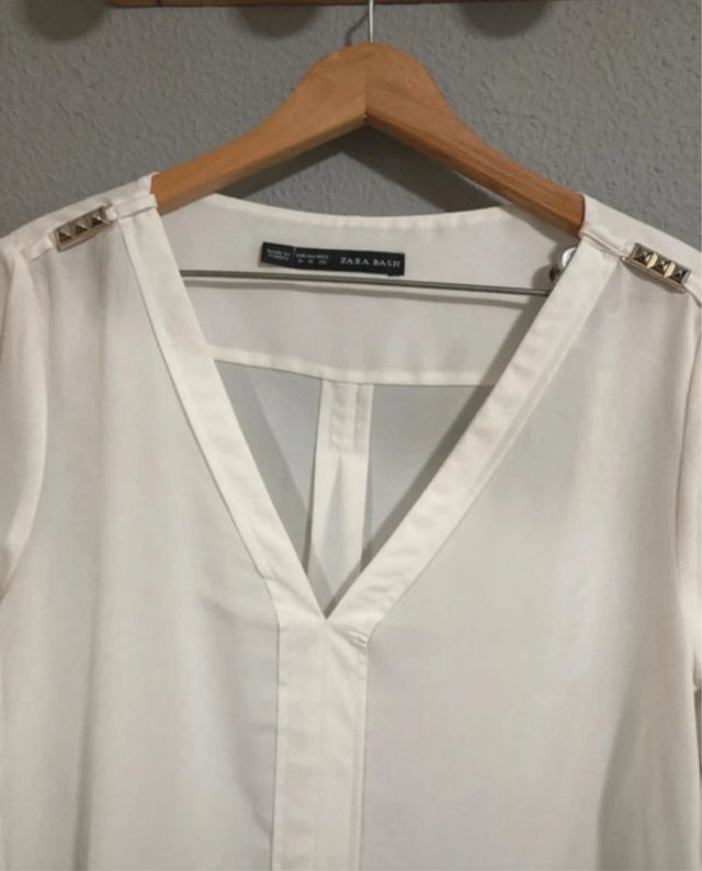 Blusa blanco roto c/detalles dorados