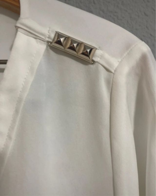 Blusa blanco roto c/detalles dorados