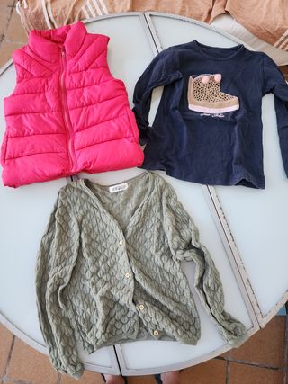 Chaleco rosa + 2 blusas niña