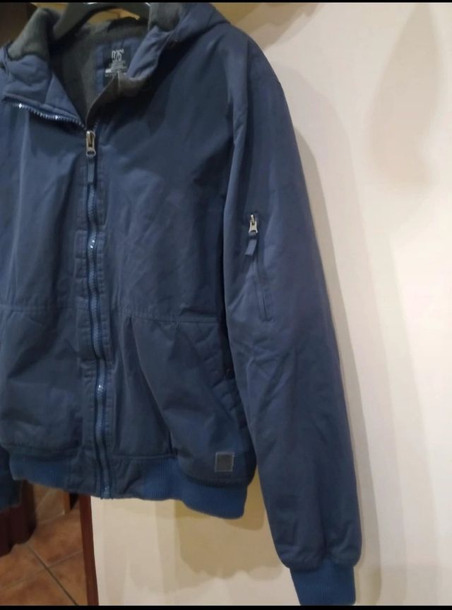 Cazadora azul 123 con capucha bajada de precio.