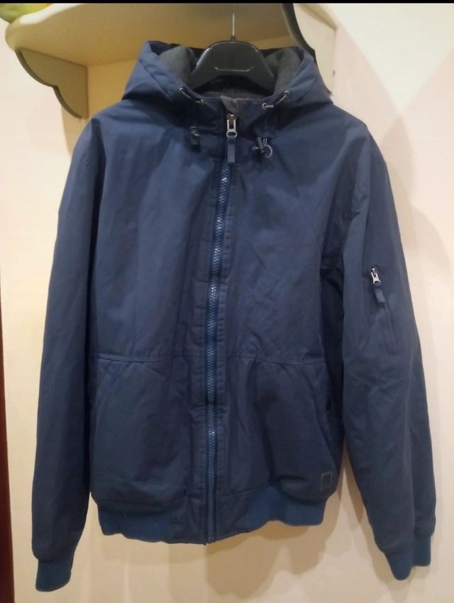 Cazadora azul 123 con capucha bajada de precio.
