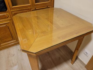 Mesa de madera con sobre de cristal