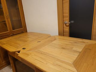 Mesa de madera con sobre de cristal