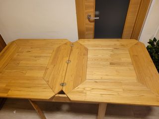 Mesa de madera con sobre de cristal