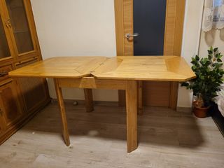 Mesa de madera con sobre de cristal