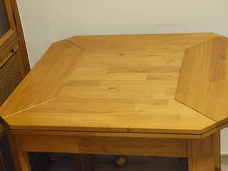 Mesa de madera con sobre de cristal