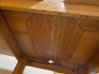 Mesa de madera con sobre de cristal