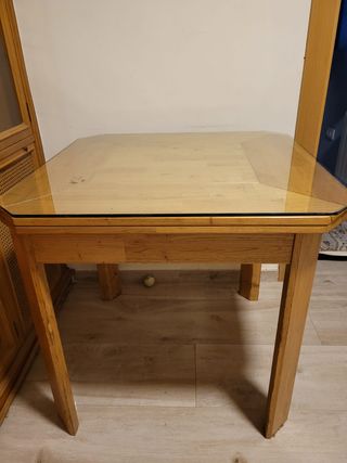 Mesa de madera con sobre de cristal