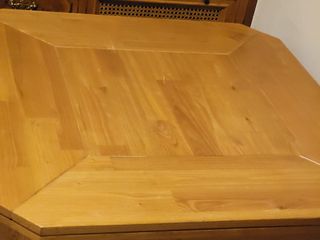Mesa de madera con sobre de cristal
