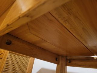 Mesa de madera con sobre de cristal