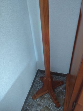 Cabezal con mesitas y perchero