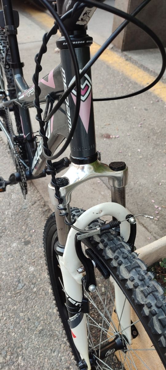 VENDO BICICLETA    PARA. CHICA MEGAMO 26" TALLA M