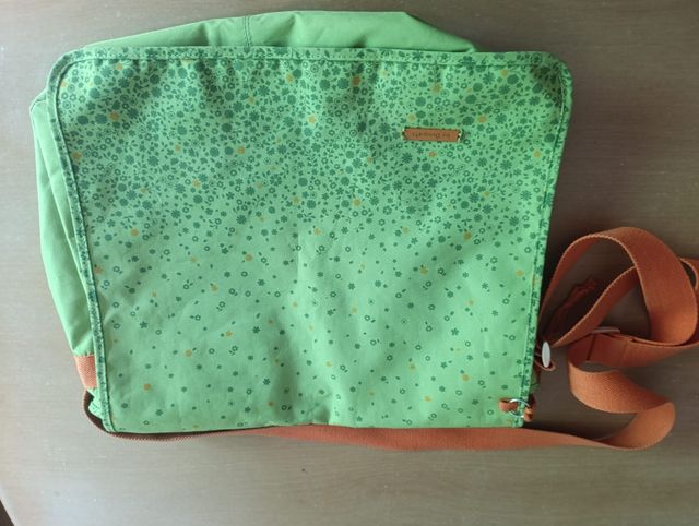 Bolso verde y naranja