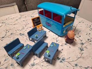Bus escolar Peppa Pig y escuela.