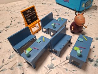 Bus escolar Peppa Pig y escuela.