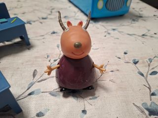 Bus escolar Peppa Pig y escuela.