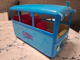 Bus escolar Peppa Pig y escuela.