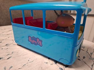 Bus escolar Peppa Pig y escuela.