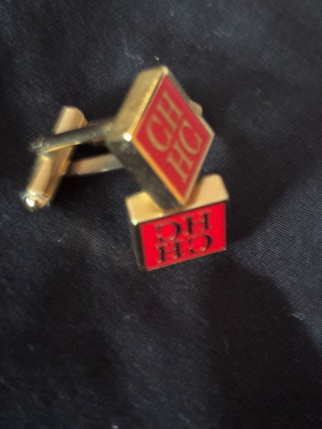 Gemelos Carolina Herrera dorados y rojos