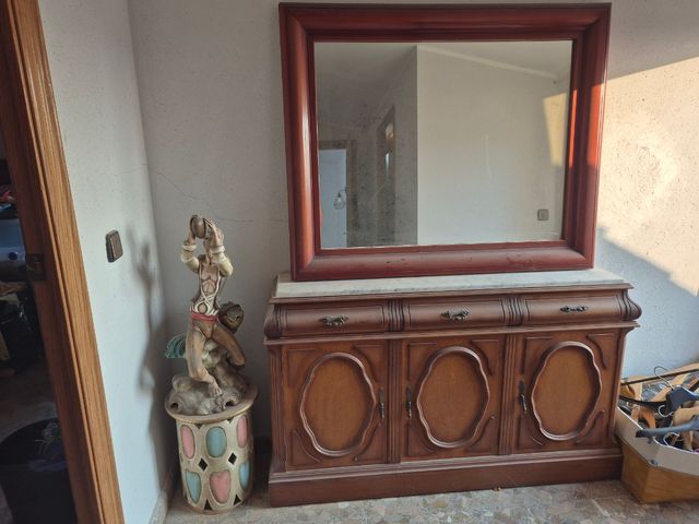 Aparador antiguo con espejo