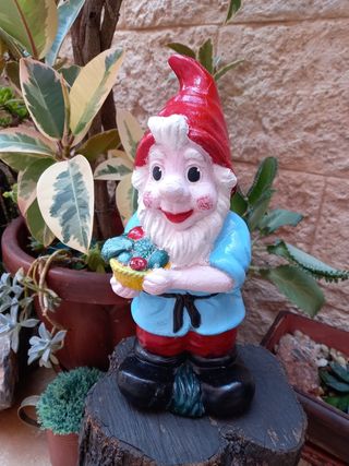 Enanito jardin con cesta de frutas 