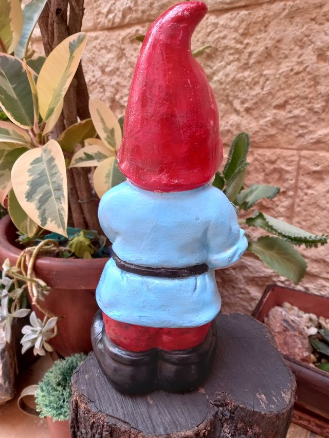 Enanito jardin con cesta de frutas 