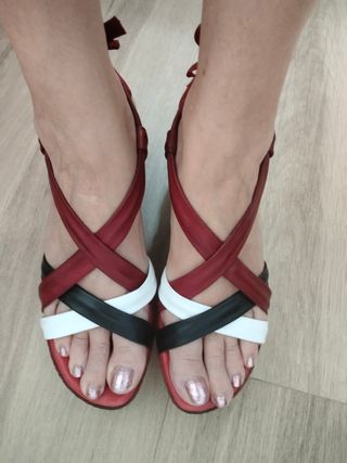 Sandalias rojas y blancas