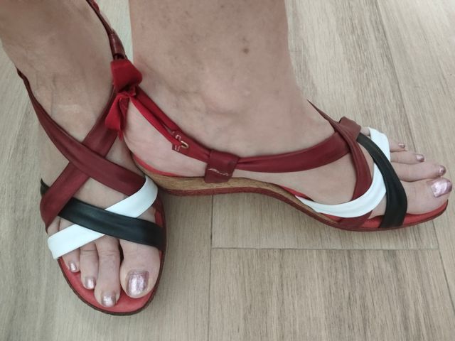 Sandalias rojas y blancas
