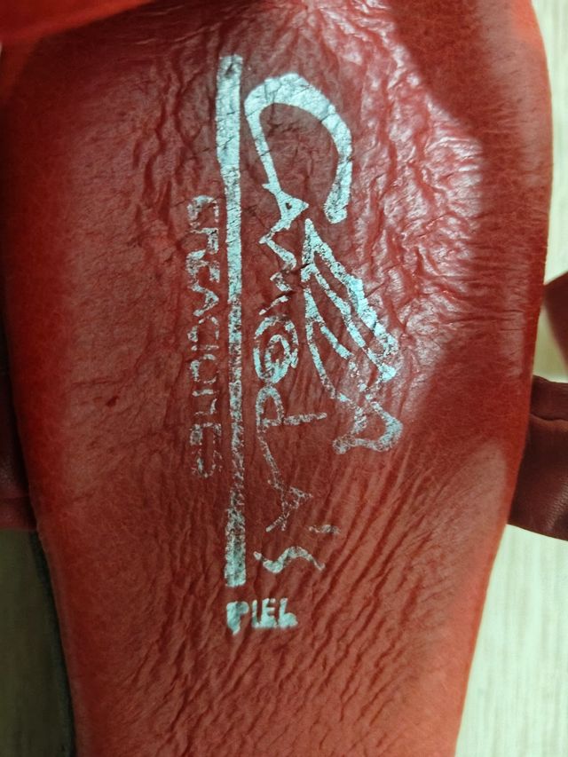 Sandalias rojas y blancas