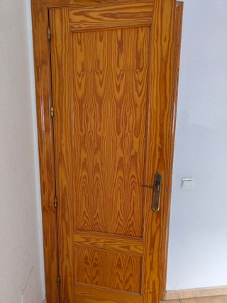 Puerta madera maciza